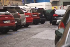Parkování může obyvatelům Prahy výrazně zdražit, o vyšších poplatcích uvažuje magistrát i některé radnice