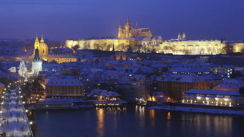 Praha - nádherná architektura je pod vrstvou sněhu ještě krásnější