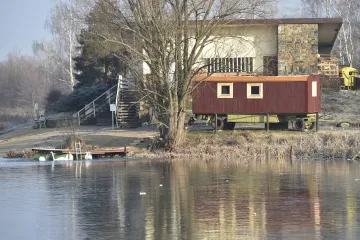 Maringotky jsou u Moravičanského jezera načerno, úředníci je nařídili odstranit