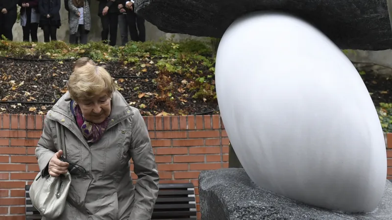 Dcera Milady Horákové Jana Kánská u památníku obětem dvou totalitních režimů v pražské Ztracence