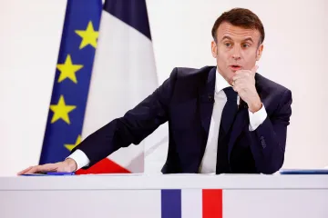 Francie si vyzkouší školní uniformy či čas na péči o děti pro oba rodiče. Macron uvedl novou vládu
