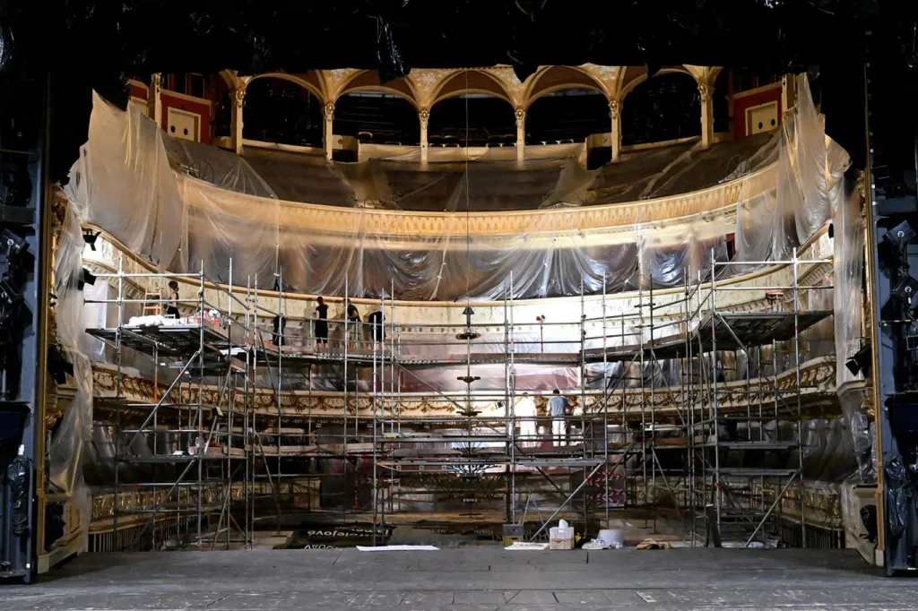 Oprava centrálního lustru v Mahenově divadle