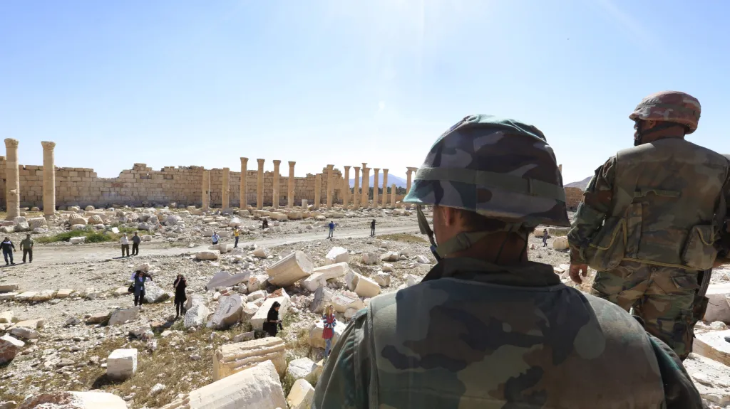 Palmýra: Vojáci, novináři a miny