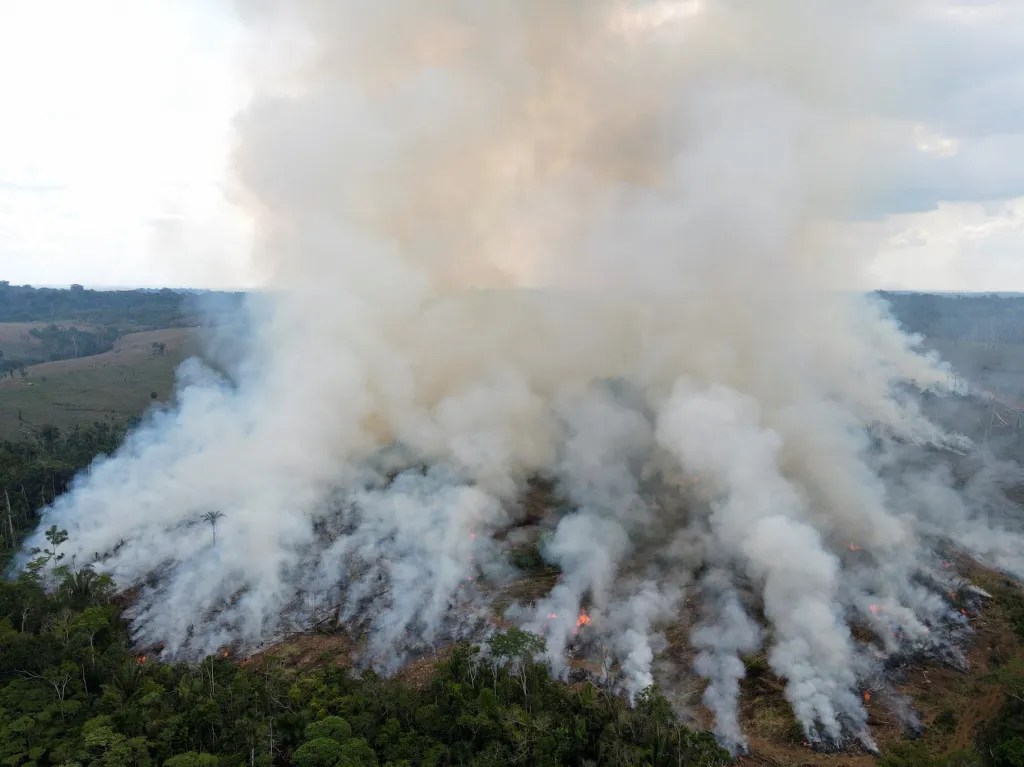 Kouř z hořící vegetace stoupá v brazilském deštném pralese u Apui, na snímku pořízeném z dronu 4. září 2021