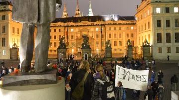 Protestující před Pražským hradem