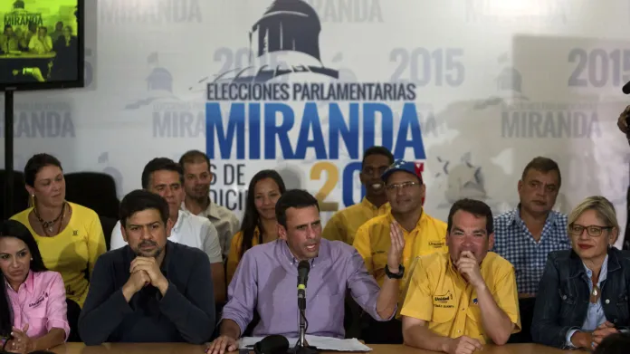 Představitelé opozice v čele s Henriquem Caprilesem
