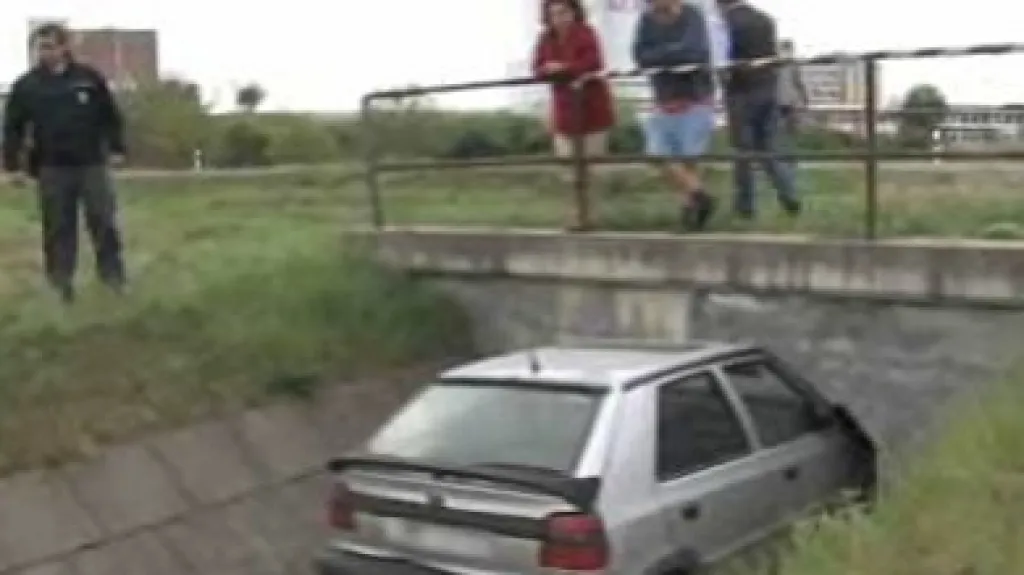 Auto v odvodňovacím kanále