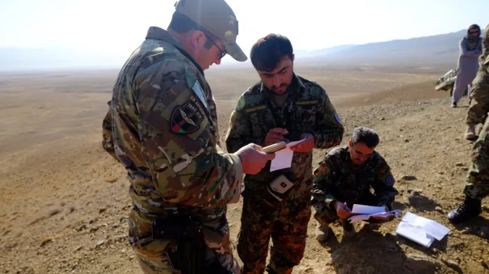 Americký poradce se členy afghánské armády