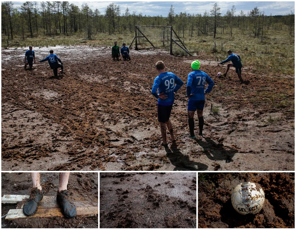 Fotbal na blátivém lesním hřišti u vesnice Pogi v leningradské oblasti v Rusku