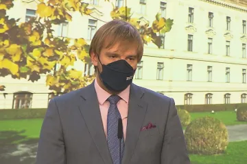 Školy budou testovat v osmi okresech. Neočkovaní učitelé musí mít respirátor, rozhodla vláda