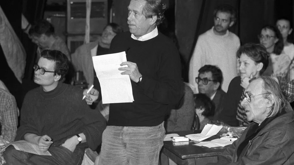 Václav Havel v Činoherním klubu, vlevo Alexandr Vondra, vpravo Josef Kemr, 19. 11. 1989
