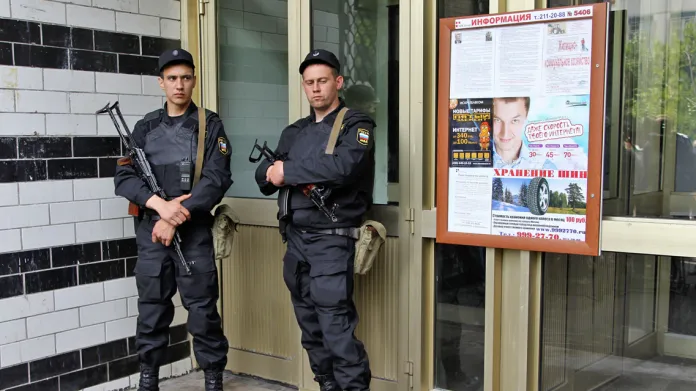 Ruští policisté před domem Alexeje Navalného