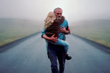 Recenze: Islandská krajina a drásavé pátrání po minulosti. V kinech nastává Bílý bílý den