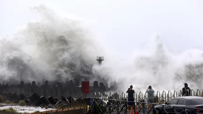 Obyvatelé města Nanfangao na severu Tchaj-wanu si fotí mořské vlny