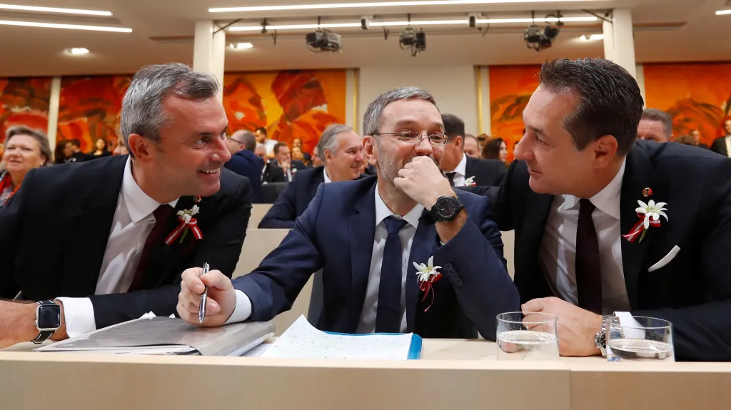 Zástupci Svobodných Hofer, Kickl a Strache s protěží na klopách