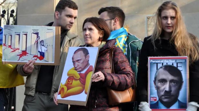 Lidé před ruským velvyslanectvím v Praze protestují proti postupu Ruska na Krymu