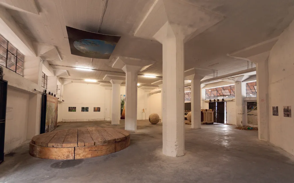 Interiér skladů Nákladového nádraží Žižkov od architektů Karla Caivase a Vladimíra Weisse z roku 1935