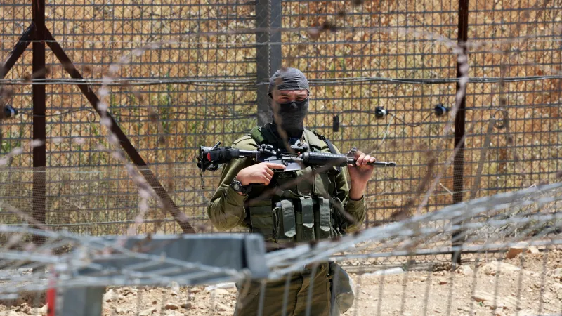 Izraelský voják na hranici mezi okupovanými Golanskými výšinami a Sýrií