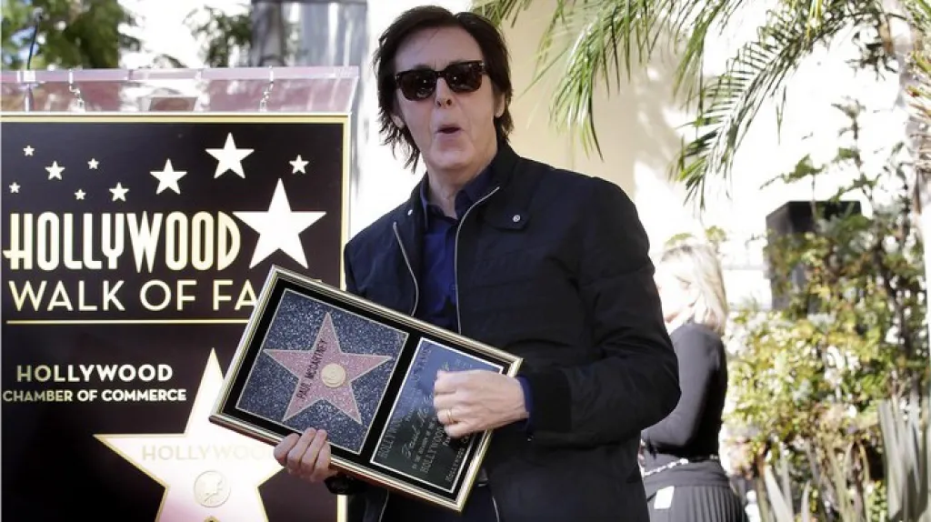 Paul McCartney dostal hvězdu na chodníku slávy