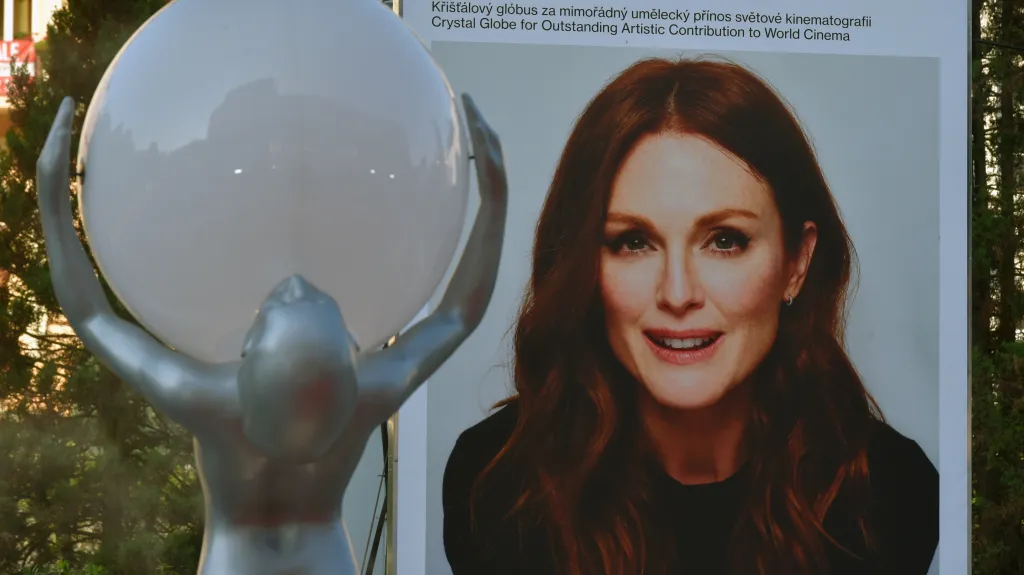 Plakát s Julianne Mooreovou na 54. KVIFF