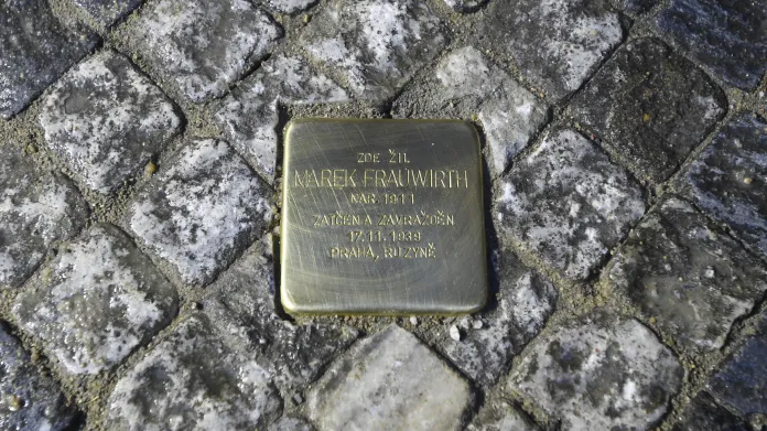 Pietní položení kamenu zmizelých, který připomíná popraveného Marka Frauwirtha