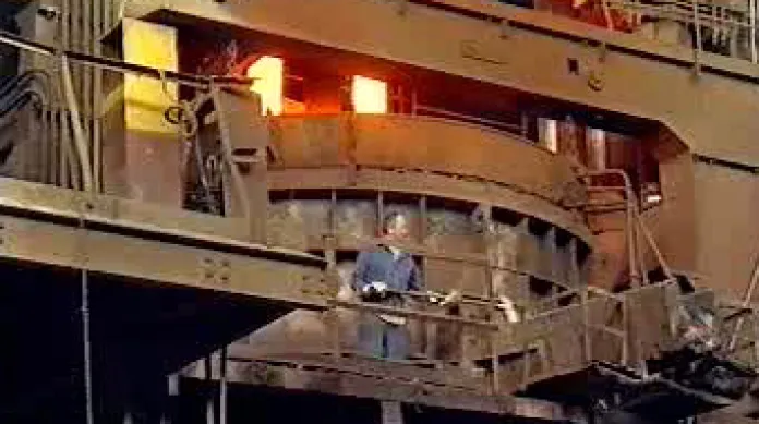 Dělník při práci v železárnách