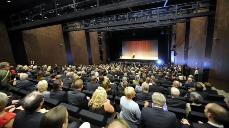 Zastupitelé o vracení části dotace na Nové divadlo