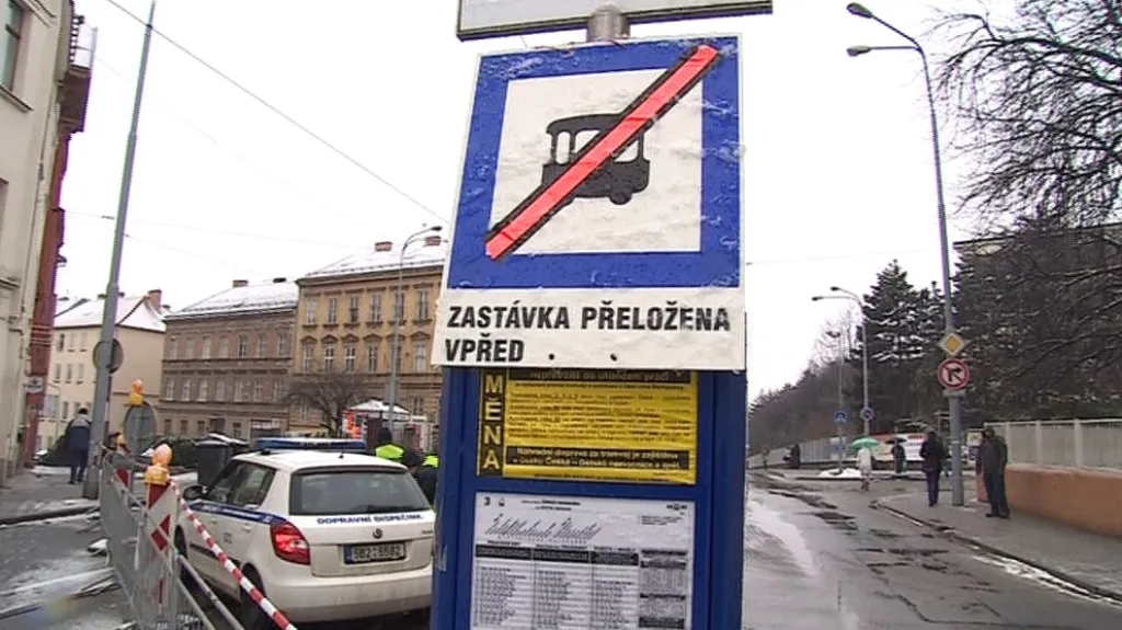 Havárie vody přerušila dopravu u křižovatky ulic Merhautova a Slepá