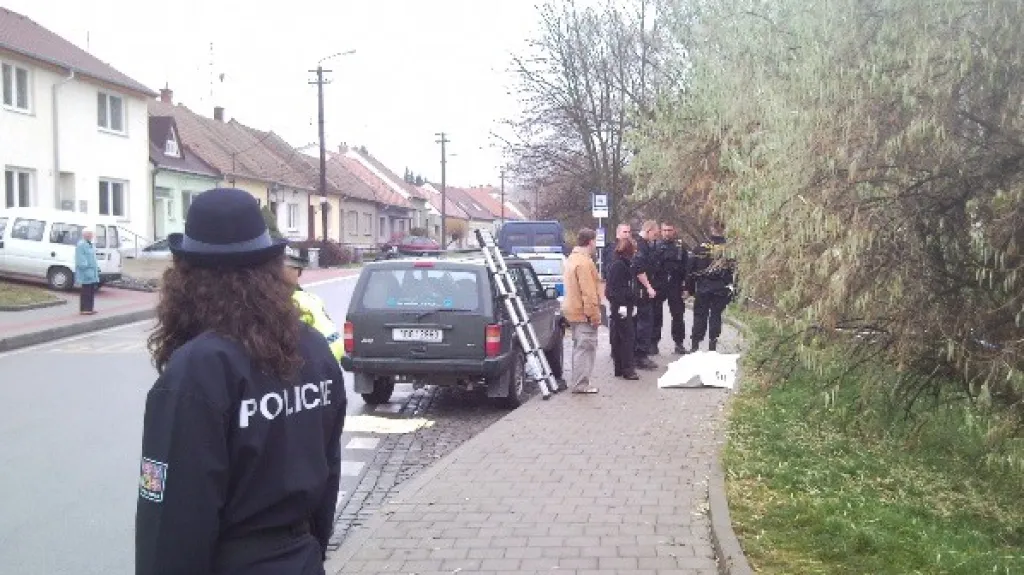 Kriminalisté prohledávají místo nálezu těla v Brně-Bosonohách