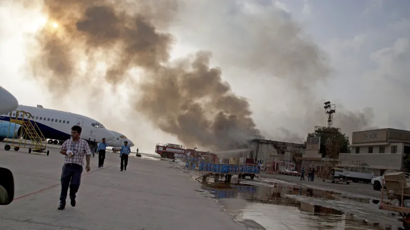 Útok Talibanu na letiště v Karáčí