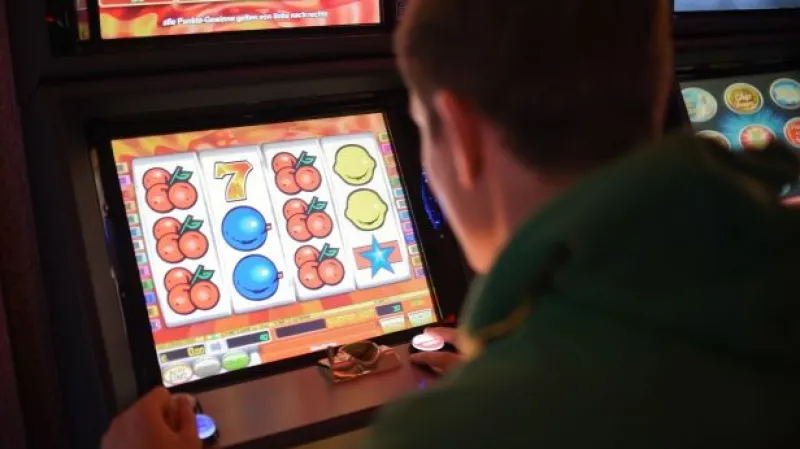 Vobořil a Mravčík představili první výroční zprávu o hazardu