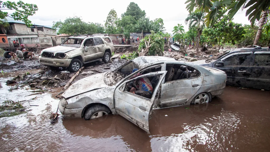 Následky ničivých záplav, které se prohnaly přes venezuelské pobřeží