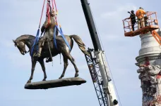 Virginie odstranila šestimetrovou sochu konfederačního generála Leeho