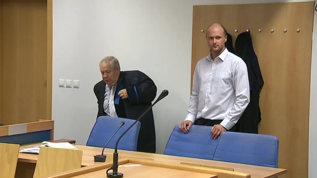 Policista Máčala Binterovo obvinění odmítl