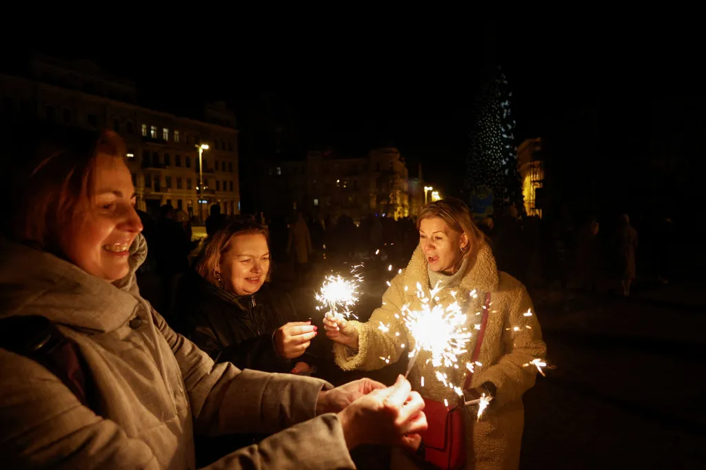 Někteří Kyjevané vyšli před stanovenou večerkou oslavit nový rok do ulic města, které jen několik hodin předtím čelilo ruským raketám