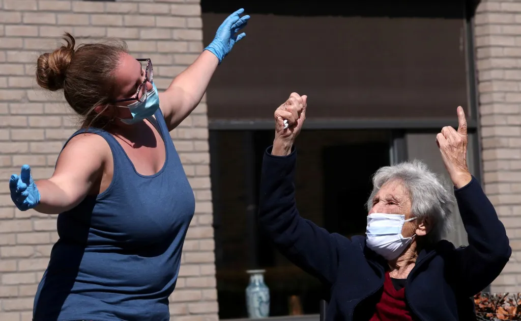 Zaměstnanci domova pro seniory v belgickém Boortmeerbeeku se snaží pečovat o fyzickou a duševní pohodu svých klientů tancem a zpěvem