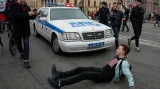 Demonstrant v Petrohradě blokuje policejní auto