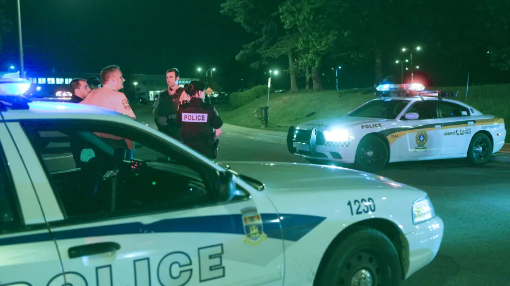 Kanadští policisté před věznicí Orsainville