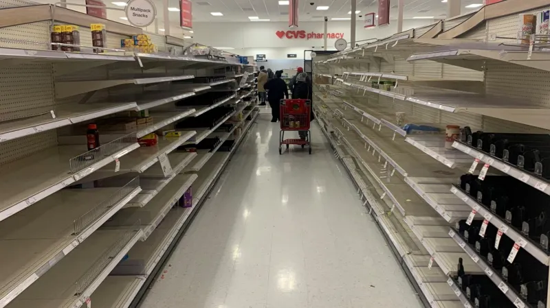 Prázdné regály supermarketu v Austinu