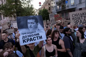 Zelenskyj poprvé narazil u veřejnosti. „Druhou frontu“ rychle zavírá