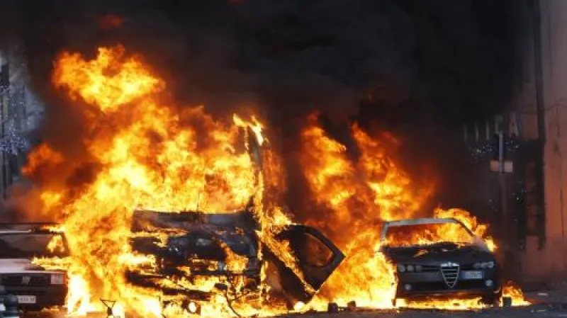 Hořící auta po střetech mezi italskými studenty a policií