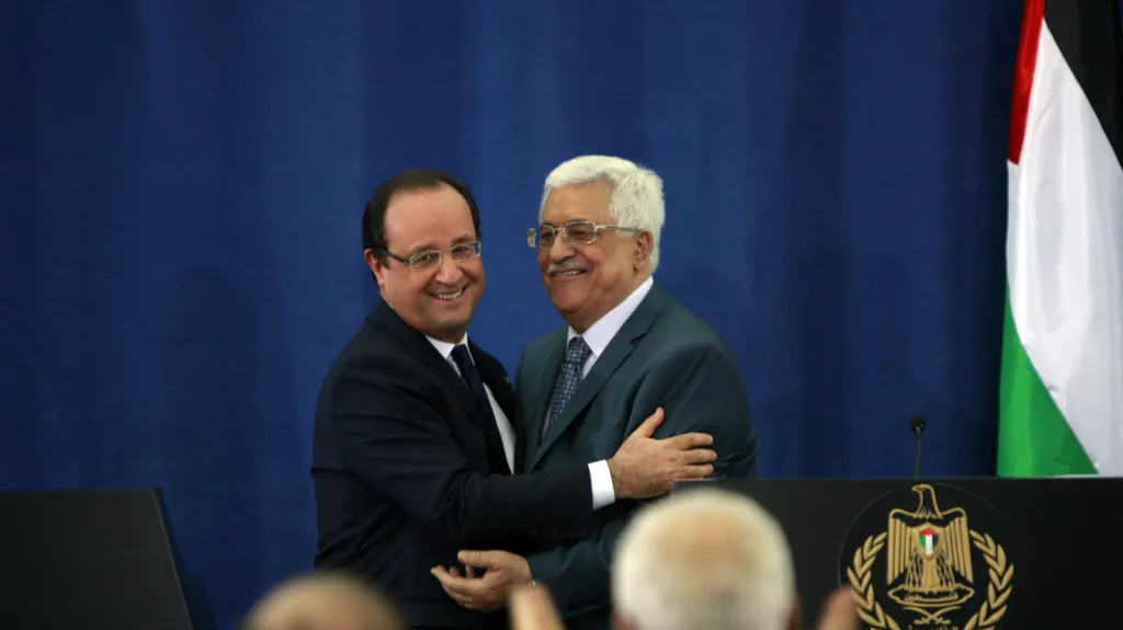 Francois Hollande na tiskové konferenci s Mahmúdem Abbásem