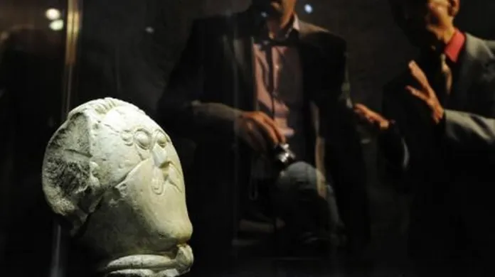 Do muzea v Novém Strašecí na Rakovnicku se 20. května po 68 letech na jeden den vrátil originál plastiky keltské hlavy, která byla objevena v roce 1943 v nedalekých Mšeckých Žehrovicích.