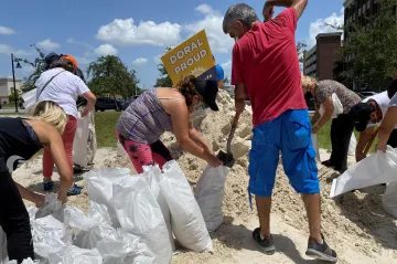 K Floridě se blíží hurikán Isaias. Připravte si jídlo a vodu na týden, vyzvaly úřady obyvatele 