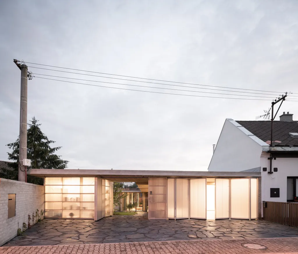 Oceněný rodinný dům stojí v Lanškrouně díky ateliéru Martin Neruda Architektura. Atriový přízemní dům vyrostl ve vilové čtvrti v místě původní řadové dvoupatrové stavby. Zadavatel si přál bydlet v intenzivním kontaktu se zahradou