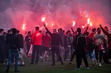 Policie vyšetřuje napadení fotbalistů v pražském derby. Tvrdík se omluvil
