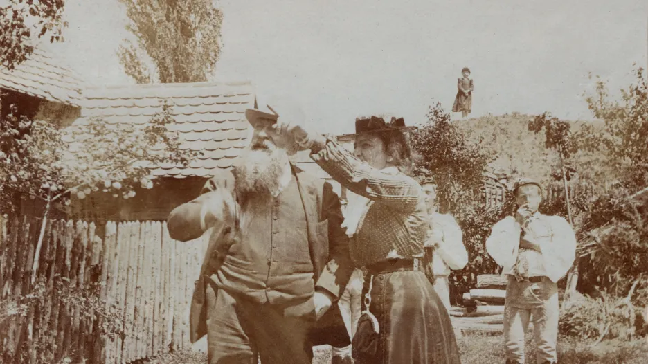 Malířka Zdenka Braunerová s Augustem Rodinem, mimo záběr Trnova muzika, 2. 6. 1902