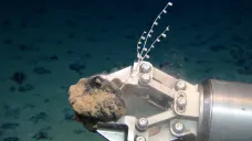 Manganová konkrece odebraná ze dna oceánu