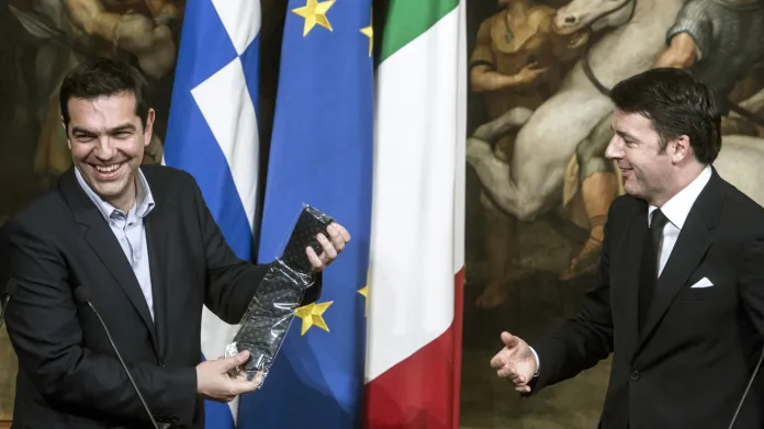 Alexis Tsipras dostal od Mattea Renziho kravatu