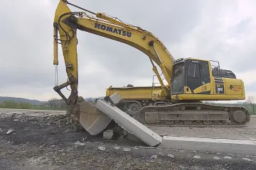 Začala demolice nového úseku D48. Betonová vrstva není kvalitní